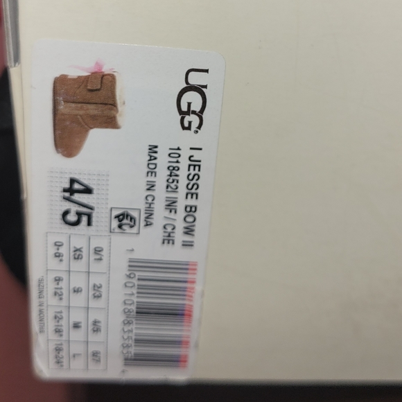 UGGS - Picture 5 of 5